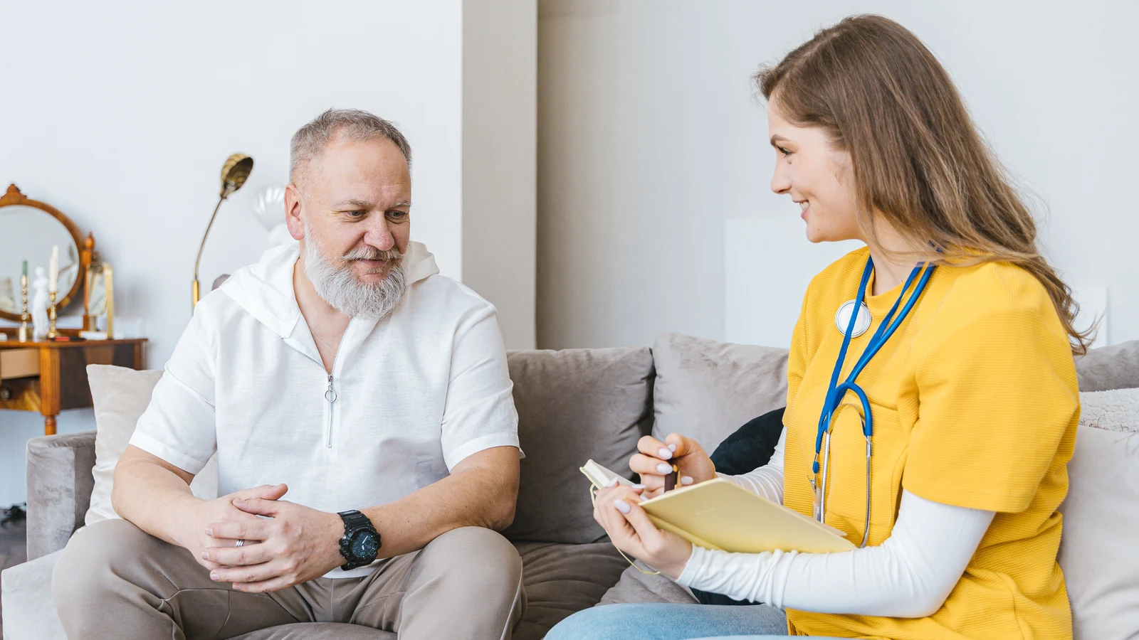 Médecin ou infirmière en visite à domicile auprès d'un patient senior