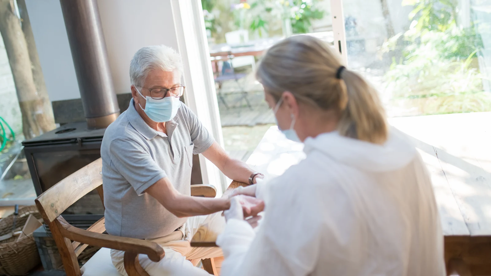 Soignant accompagnant un senior à domicile, aide à l'autonomie