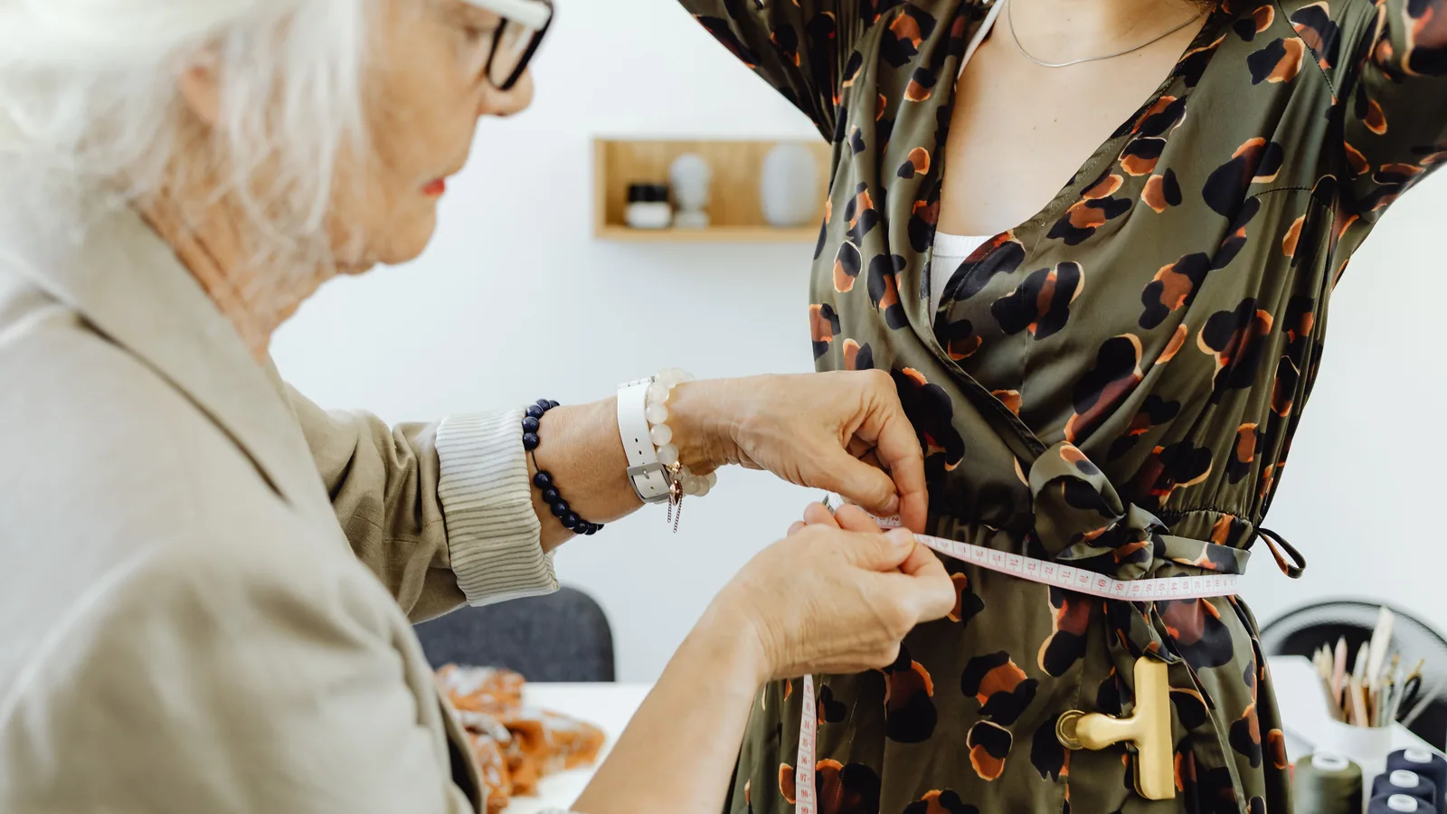 Artisane senior au travail dans son atelier de couture