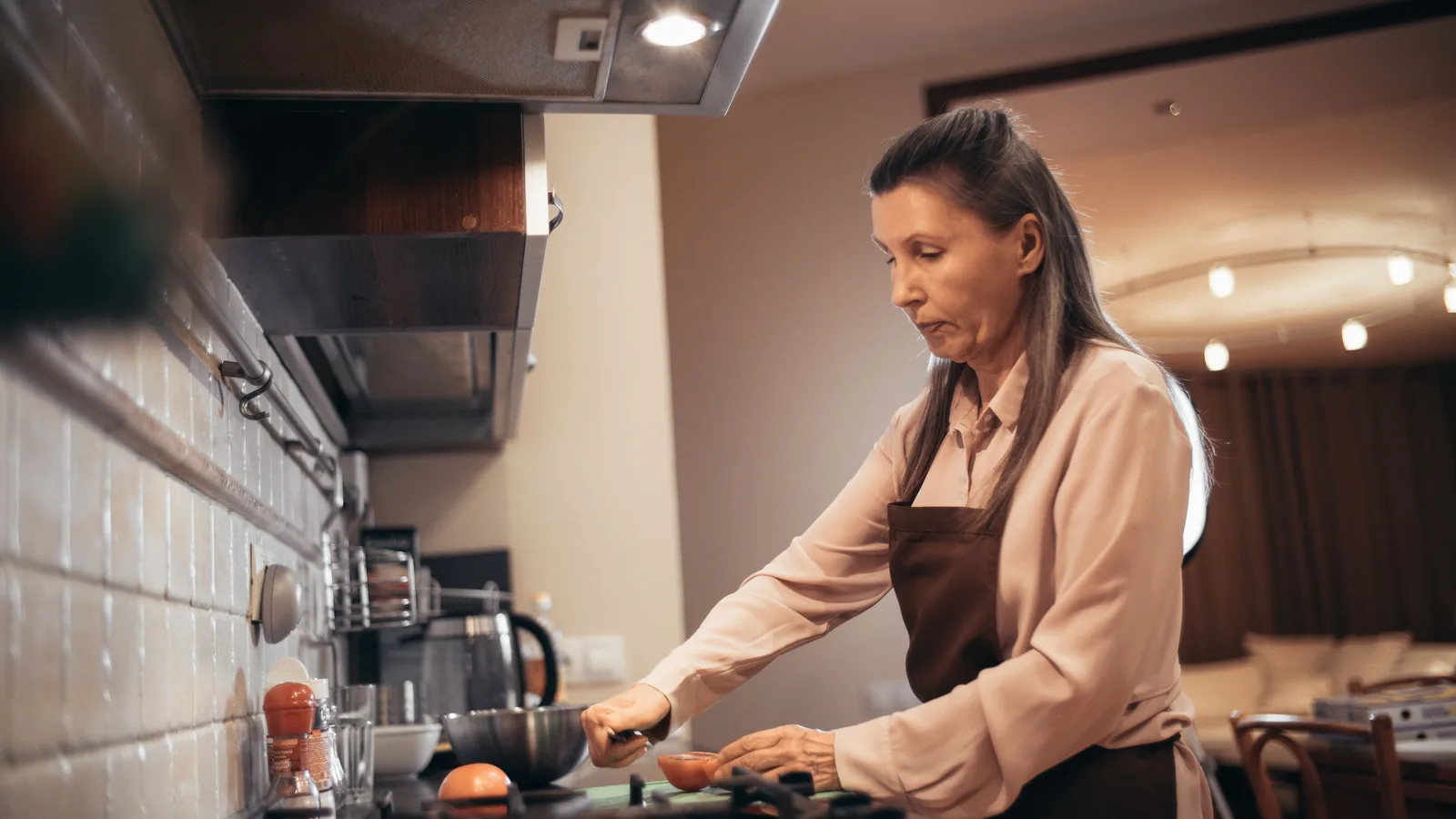Femme senior préparant un repas dans sa cuisine
