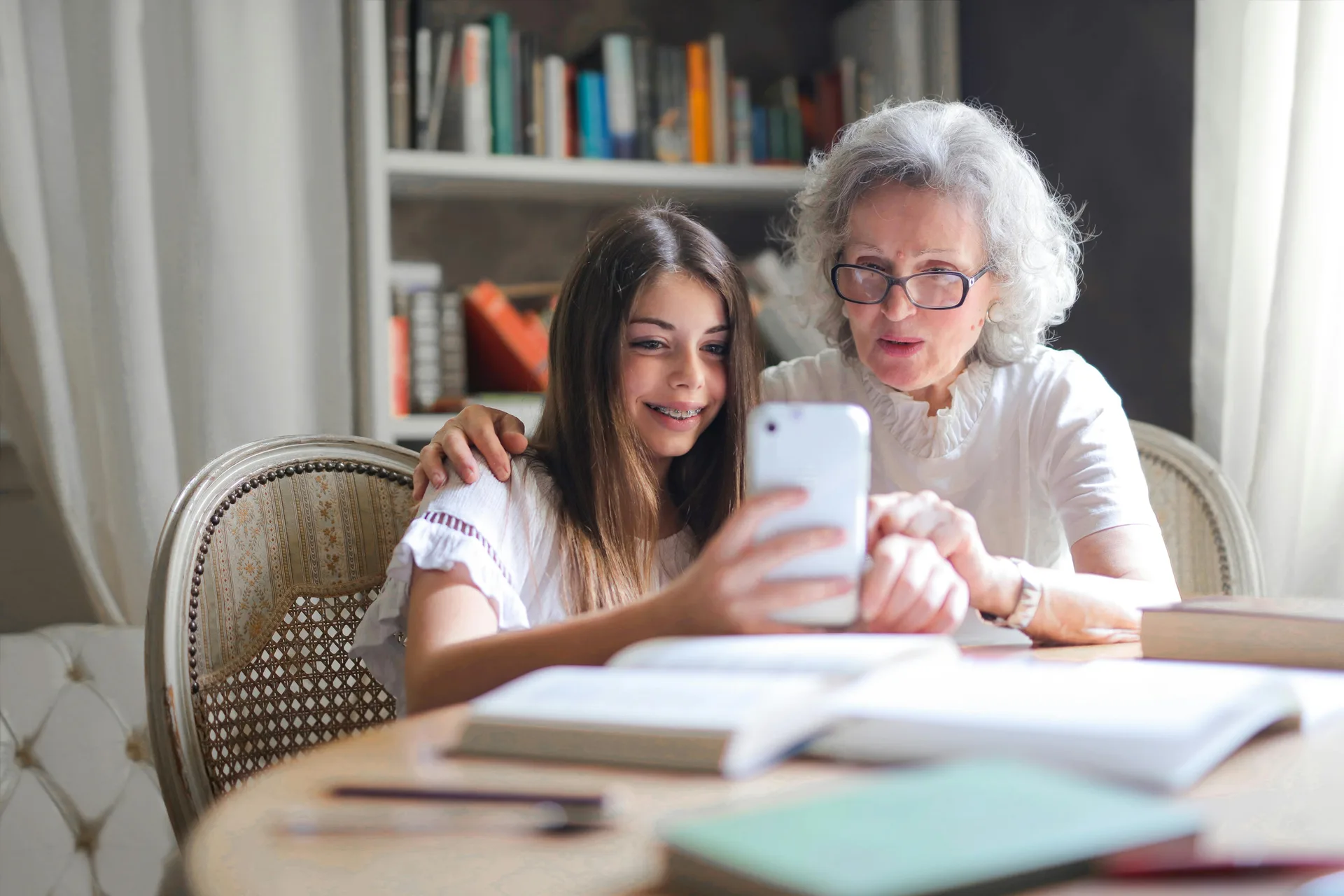 Femme senior souriante, bien coiffée, à son domicile