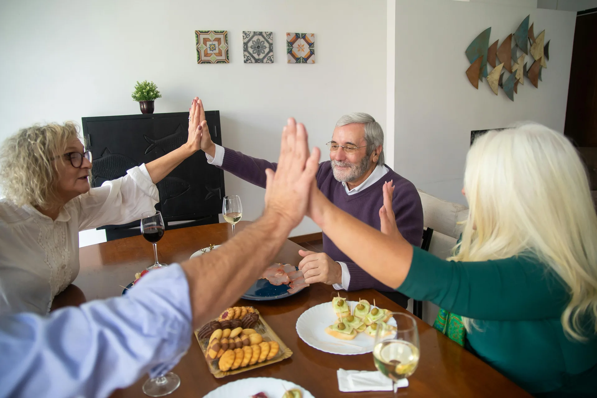Senior se rafraîchissant à l'ombre lors d'une journée chaude