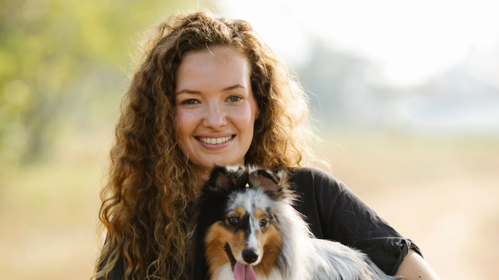 Senior promenant son chien sur un chemin ombragé en pleine nature