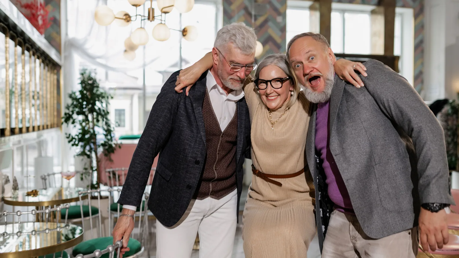 Amis seniors riant ensemble autour d'une table de café