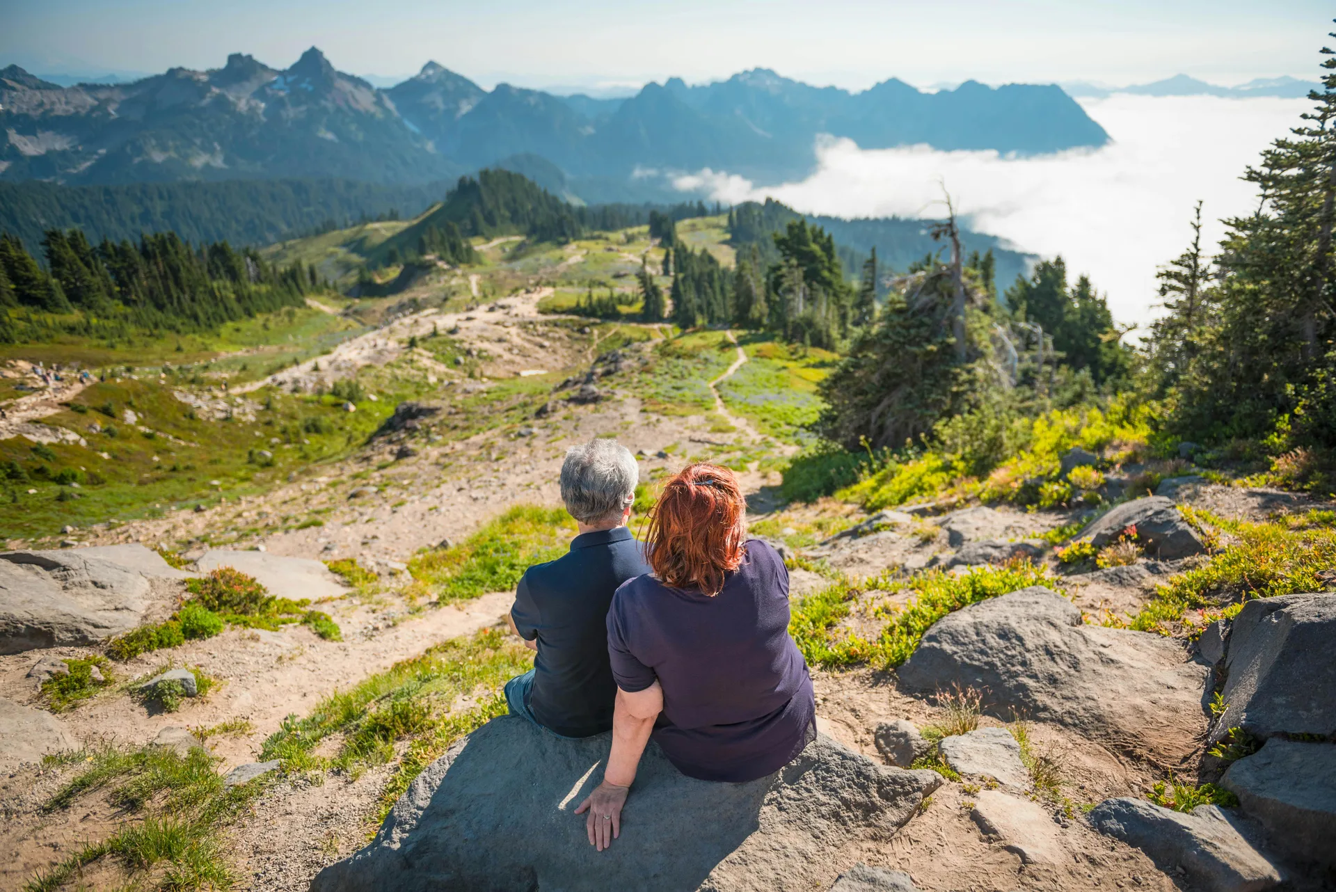 Couple de seniors profitant de vacances d'été à la mer