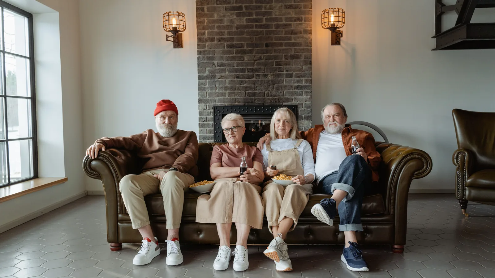 Groupe de seniors partageant un moment convivial dans le salon d'une résidence